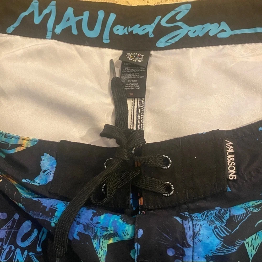 Maui & Sons Sz 36 Shark Boardshorts Mens Swim Surf Beach Black Colorful
